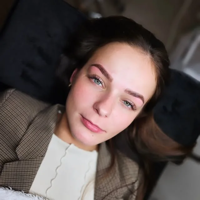 Hybrid brow stain and shaping result with soft definition
